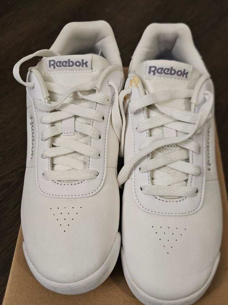Like New Womans Reebok Size 7