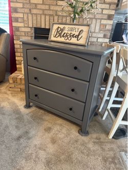 ✨✨VERY NICE GRAY 3 DRAWER DRESSER BY BASSETT ✨✨