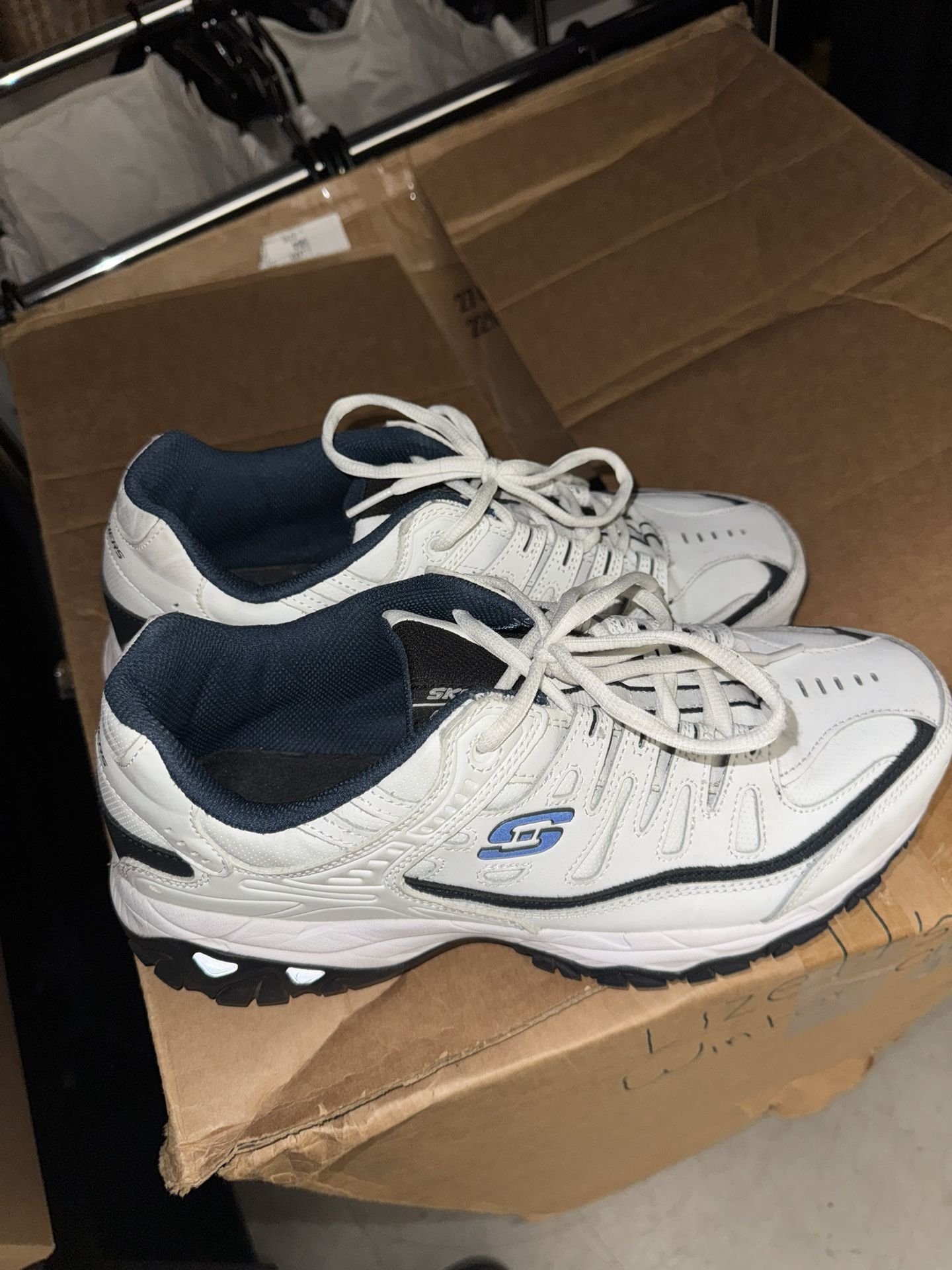 Men’s Sketchers Size 11