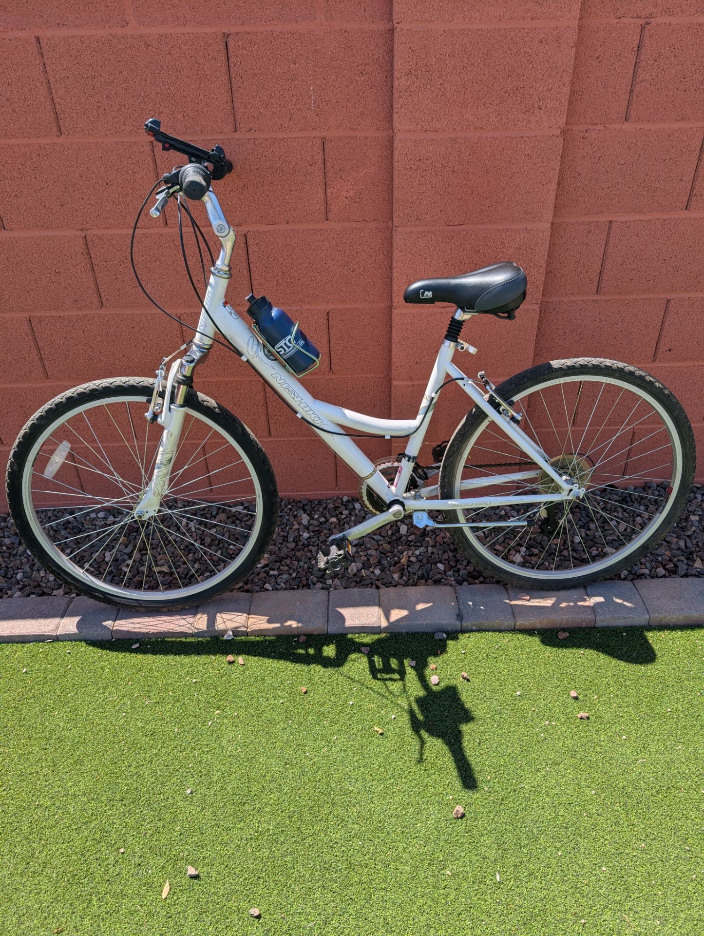 NISHIKI comfort hybrid bike designed specifically for women, suspension seat,21 speed,17" Frame,26" Tires, Like New, low step Telephone Holder
