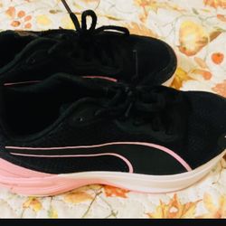 Girls Pumas Tennis Shoes Size 6 