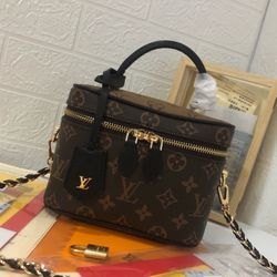 Louis Vuitton's new makeup bag, size19 x13 x11 cm