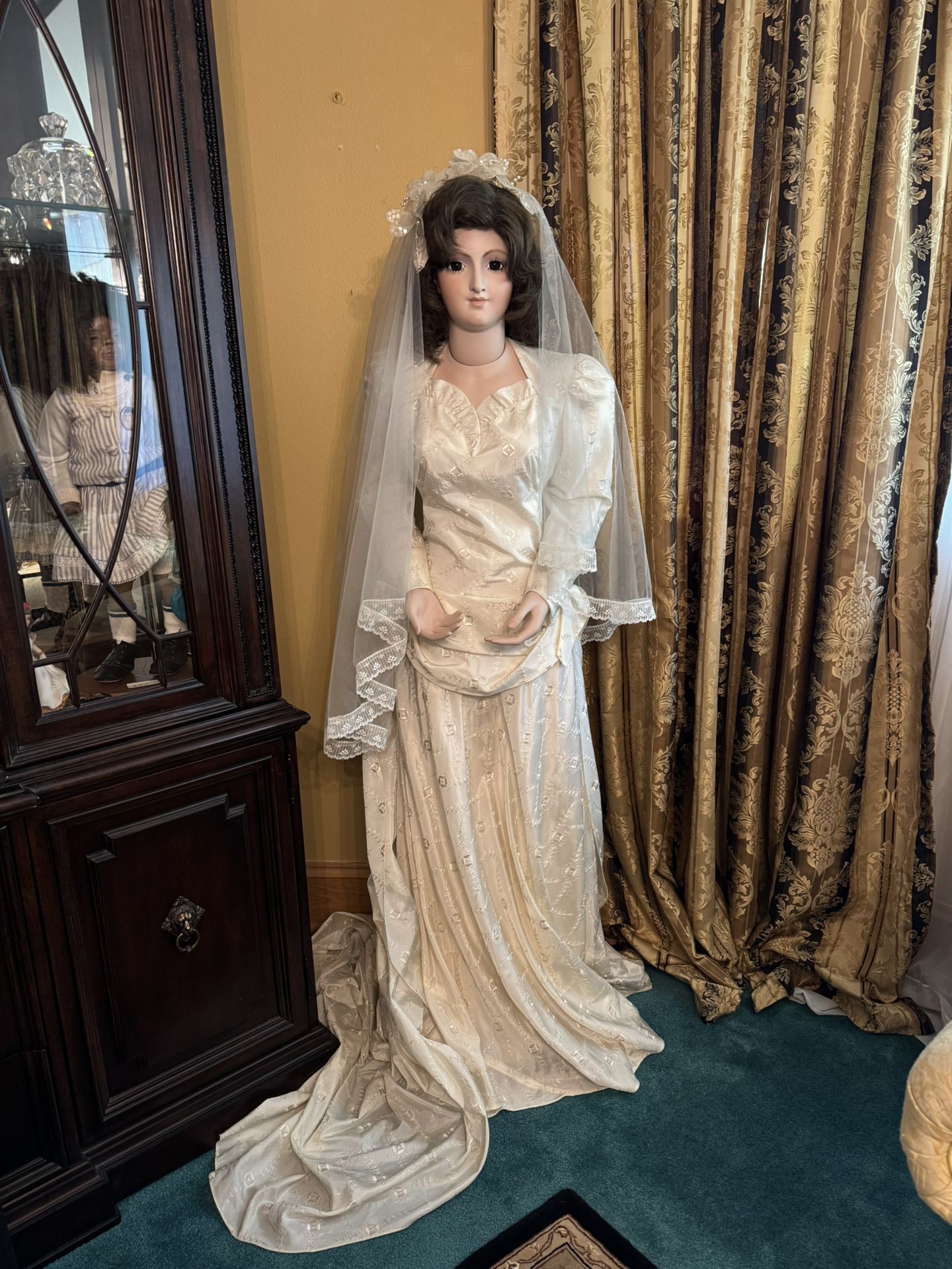 Beautiful Mannequin Complete with Vintage Wedding Dress. Read Description.