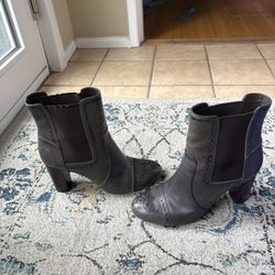 Tod’s leather ankle boots in grey/brown color with a 3.5 inch block heel and brogue detailing on the toe