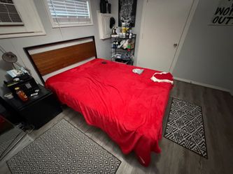 Flat form bed and bed frame