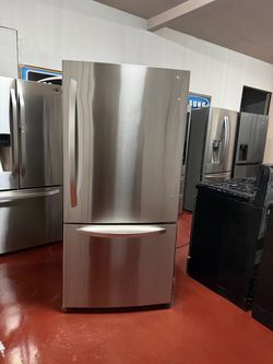 LG 33 refrigerator in perfect working condition. Dimensions: 32.8 (W) x 35 (D) x 69 (H). Home delivery and installation available with a 3-month warra