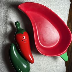 ceramic chili pepper serving set. Includes salsa bowl w/salt and pepper shakers