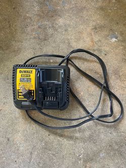 DEWALT 12V to 20V MAX Lithium-Ion Battery Charger