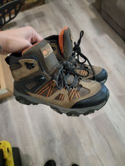Boy mountain boots - size 4