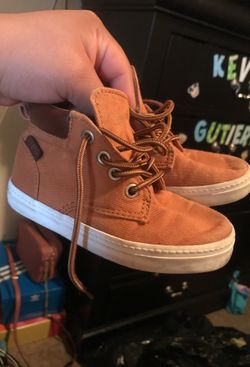 Boy shoes OLD NAVY SIZE 8c