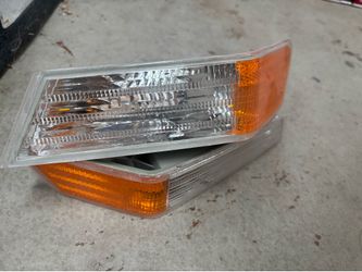 New Aftermarket Vehicle Front Corner / Turn Signal Light Pair