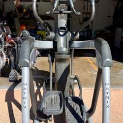 🏋️ Matrix E3x Commercial Suspension Elliptical - Self-Powered, New Battery! 🏋️