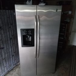 Ge Profile Artica Stainless Steel 25.6 Cu Ft Side By Side Fridge/Freezer
