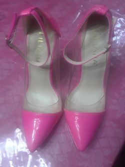 ❤❤Valentine's Day ❤❤Heels size (51/2)$10.00 cash only