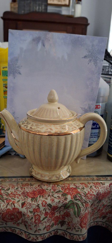 1940's Teapot..made In JAPAN...$20 OBO