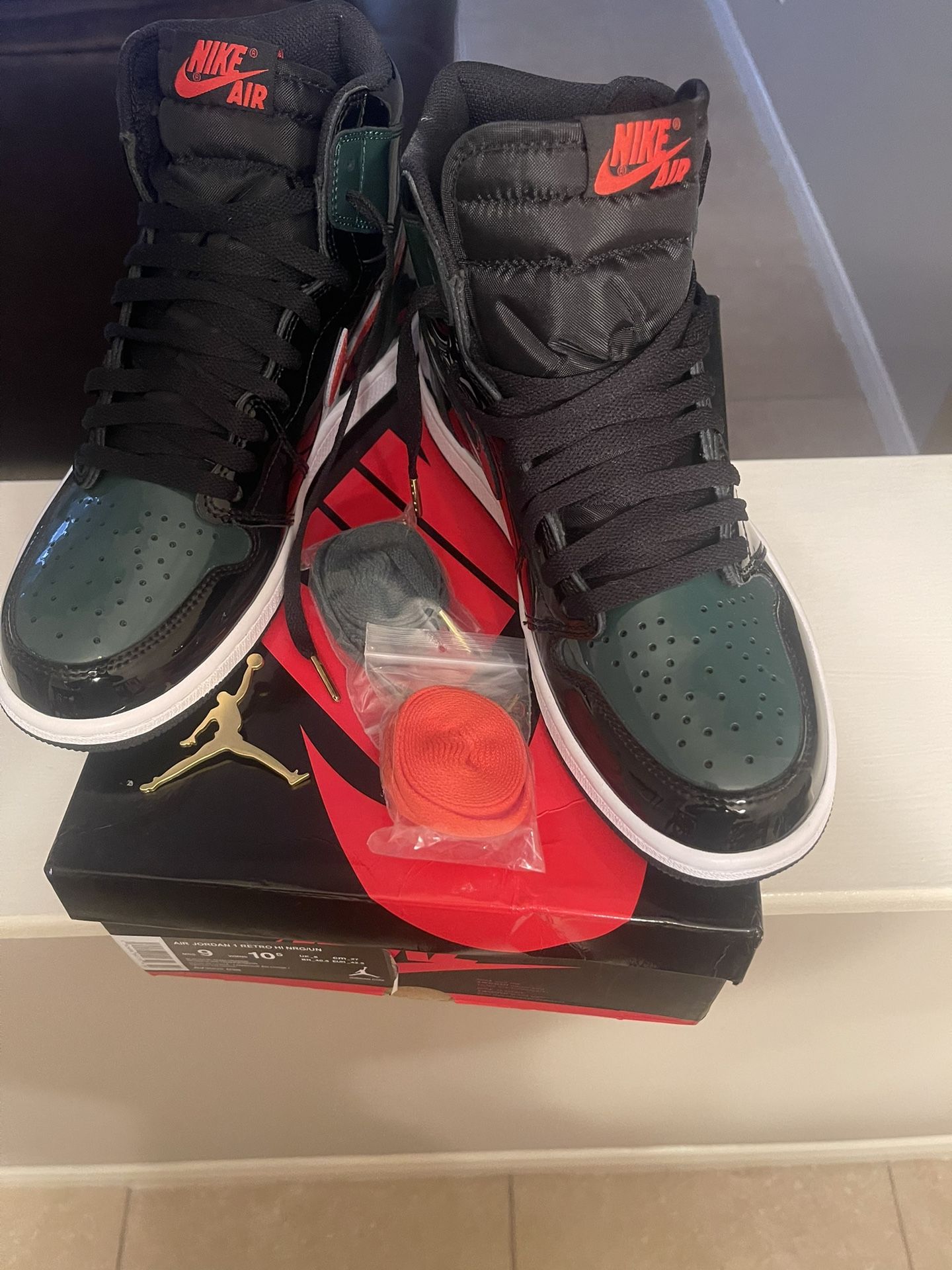 BRAND NEW NIKE AIR JORDAN RETRO HI NRG/UN SIZE COMES W/EXTRA LACES