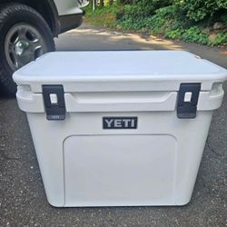 Yeti~60~Roadie~Wheeled~Cooler~with~Accessories 
