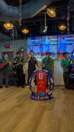 Grupo con tolo y bajo