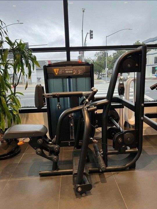 Matrix ultra seated row commercial gym equipment exercise ftness weight machine