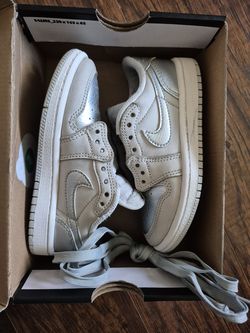 Kids Shoe Size 10.5 JORDAN 1 Low