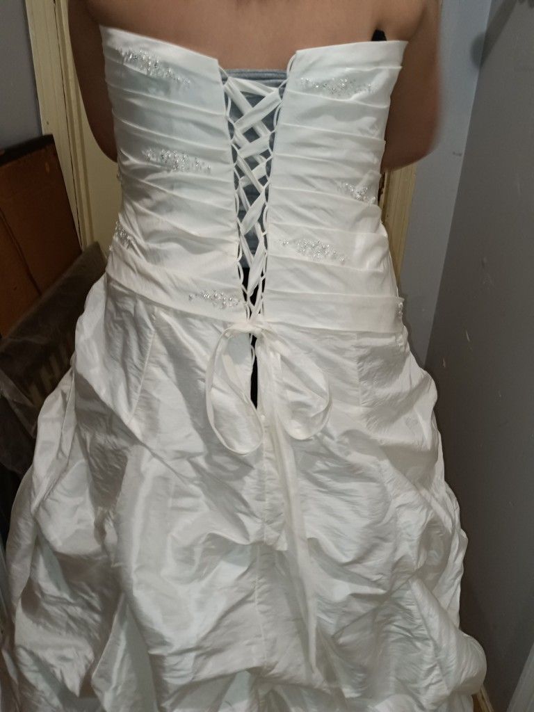 Gorgeous White Ball gown Style Wedding Dress With Silver Embroidery On Fitted Heart Shape Top ,1Owner Ex Cond