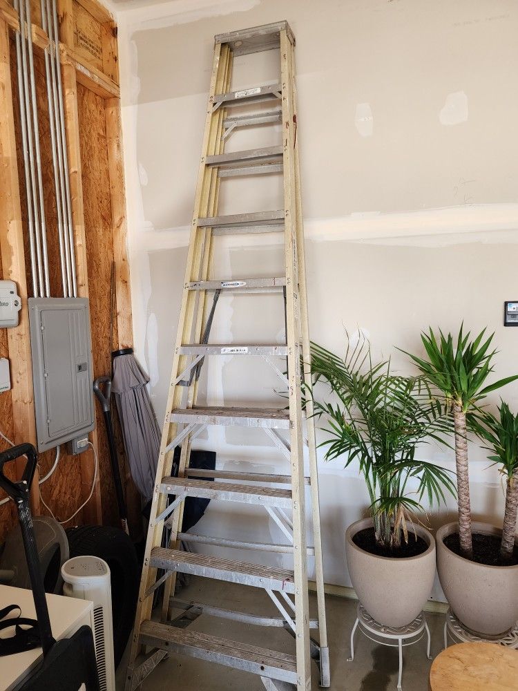 10 FT A-FRAME LADDER