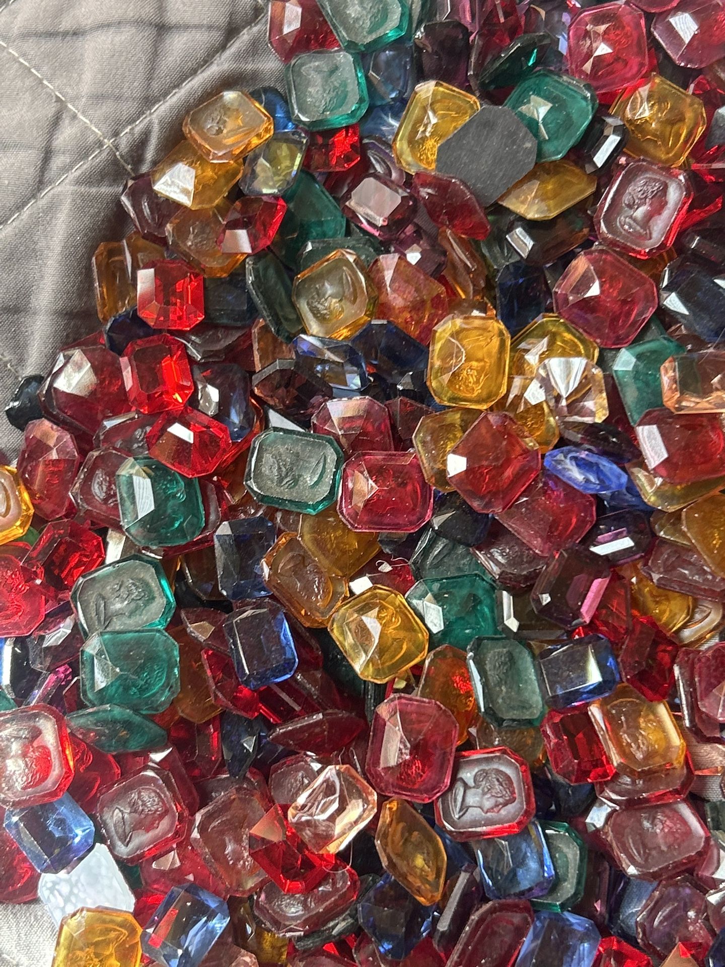 HUNDREDS OF ANTIQUE JEWELRY MAKING STONES