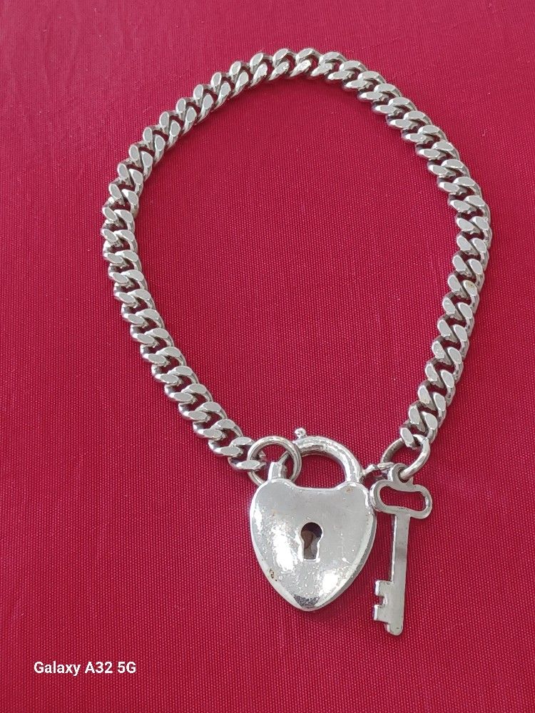 Vtg.Coro Pegasus Silver Tone Heart& KEY Bracelet- 7 Inches