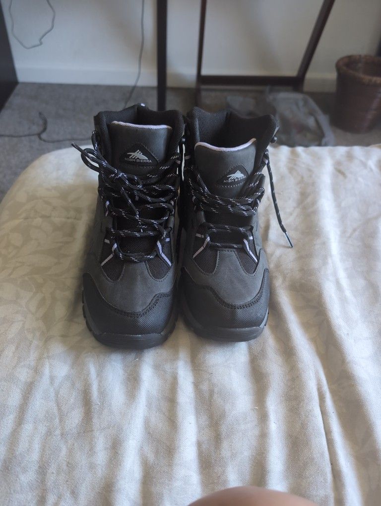 High Sierra High Top Hiking Boots
sz 8 Lace-up