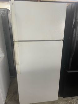 28” GE TOP FREEZER REFRIGERATOR-AS IS GARAGE