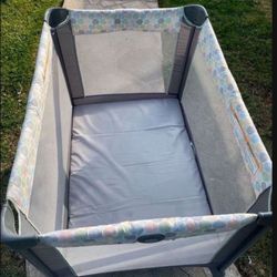    Graco portable crib.  cuna portátil 