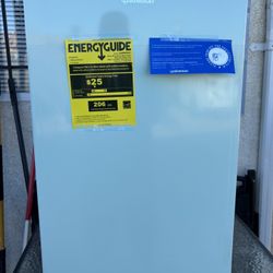 Upstreman 3.2cu Mini Fridge With Freezer