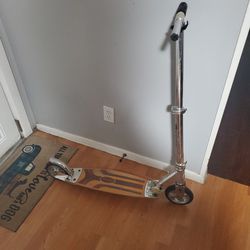 Single Razor Cruiser Kick Scooter with Wooden Deck

