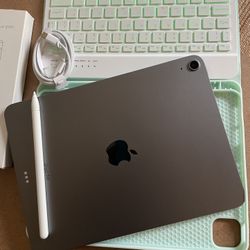 Apple iPad Air 5th Generation (M1 chip / 2022) 64GB with keyboard, pencil & Accessories 