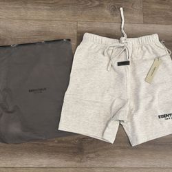 LIGHT OATMEAL ESSENTIAL SHORTS (MEDIUM AND SMALL)
