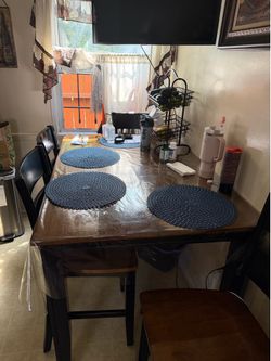 Table con 4 sillas color café