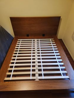 Queen size bed fir sale.