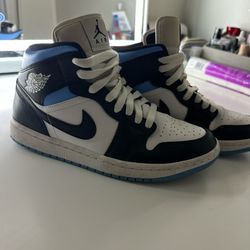 Jordan 1 Mids ‘University Blue’