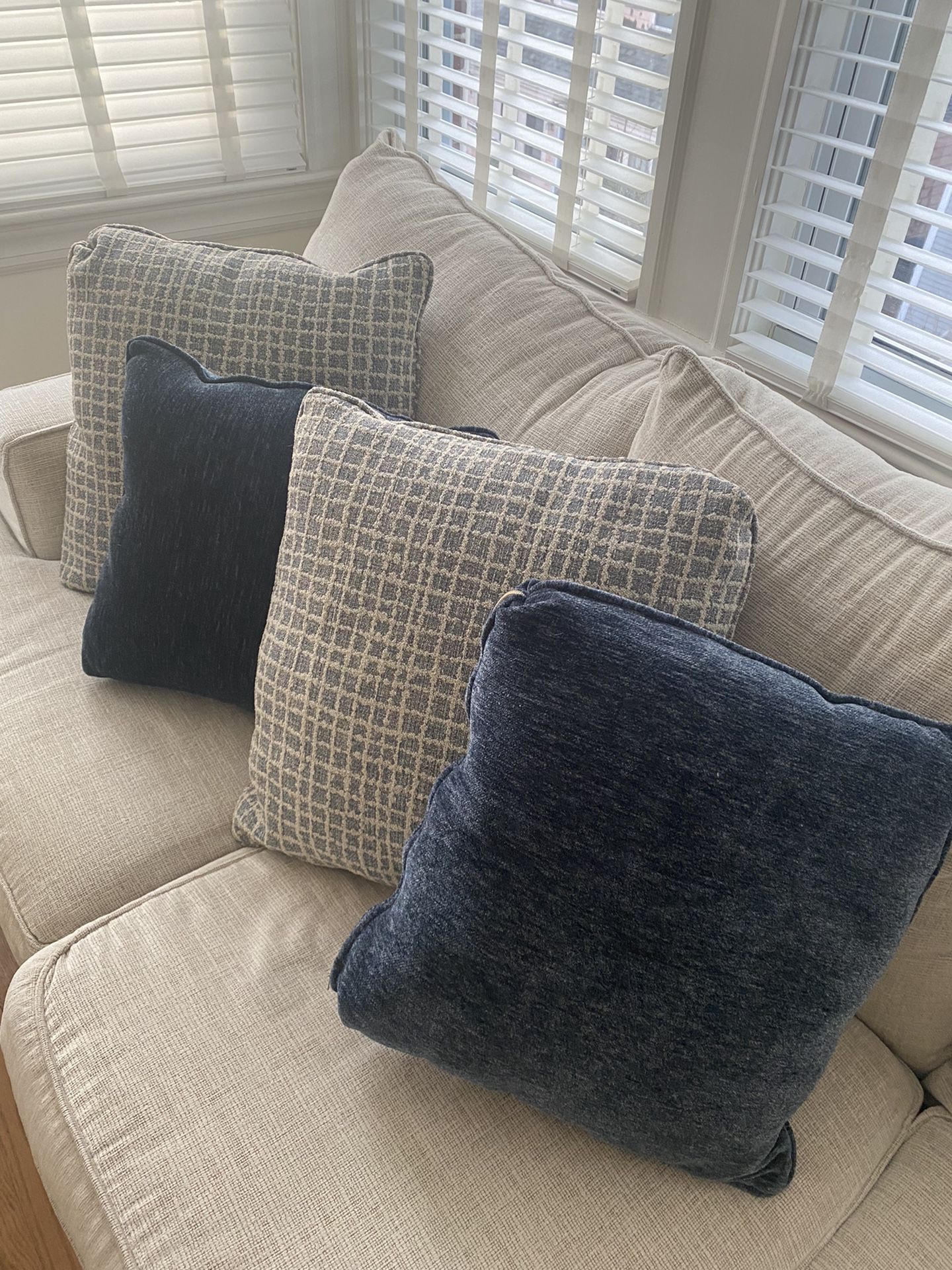 NWOT 4 accent throw pillows checked pillows