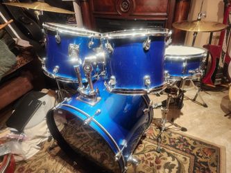 Complete 5 pc. Drum Set W Cymbals