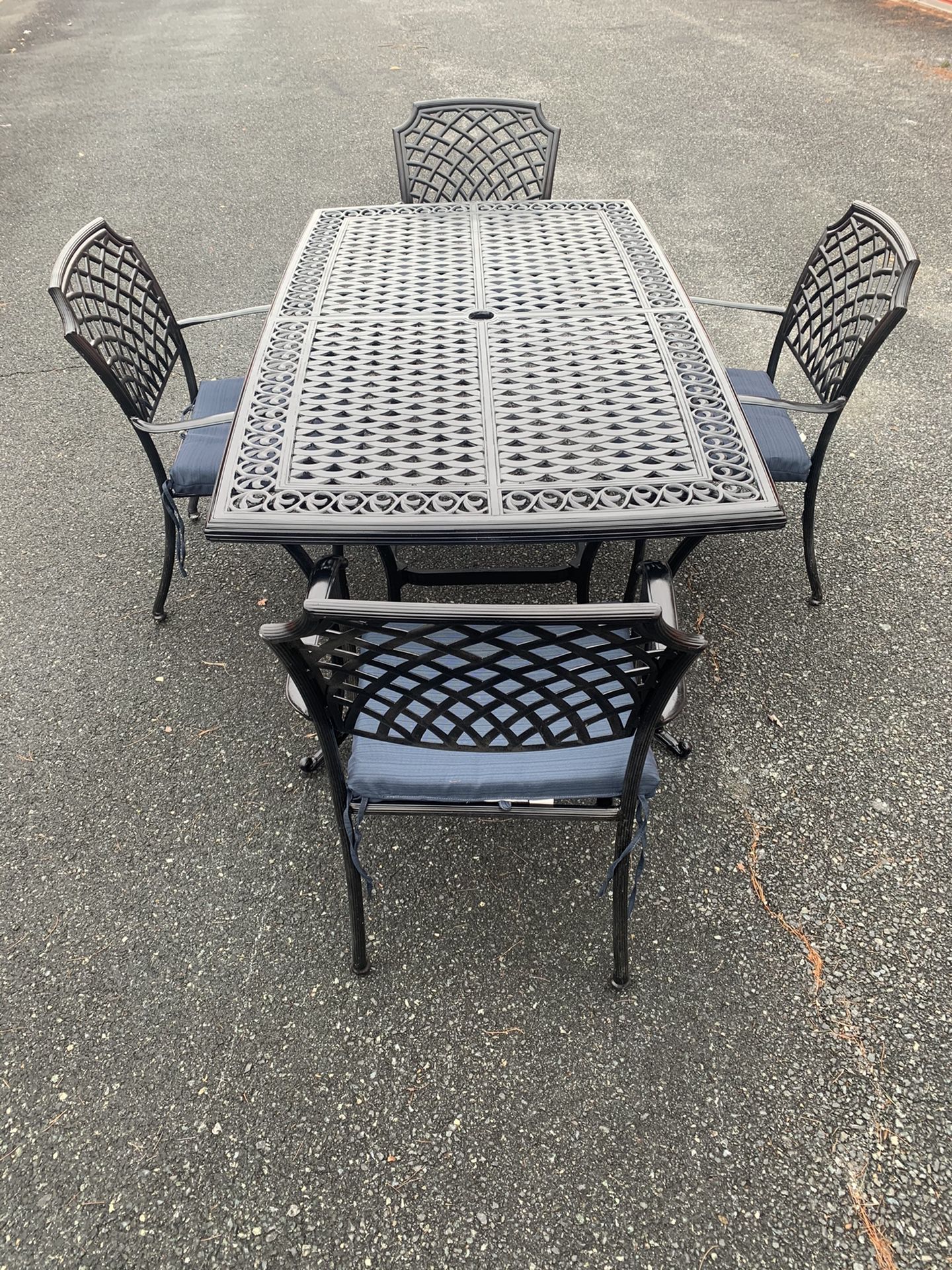 Gorgeous Heavy Aluminum Patio Set Large Table and 4 Chairs