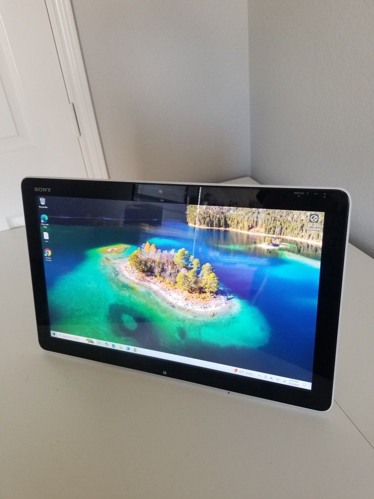 Sony 20" Touchscreen All-in-One Computer Laptop Tablet. Built-in Battery. Keyboard Mouse.