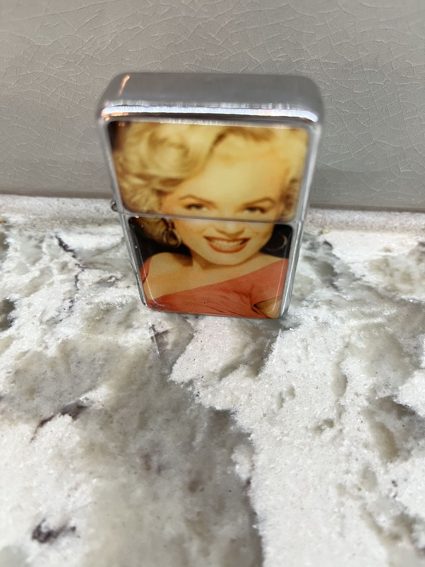 Lighter NOT ZIPPO Marilyn Monroe