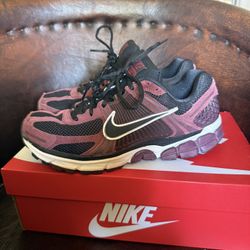 Nike Vomero 5 Dark Team Red 9M/10.5W