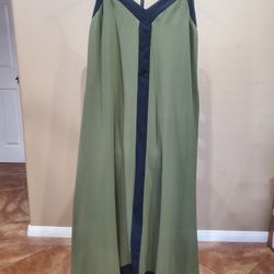 Pretty Garden green maxi dress with black accents. Size L. With Pockets and adjustable straps. 