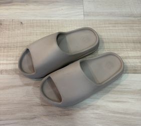 Yeezy Slides Bone – Size 10 – Clean Condition