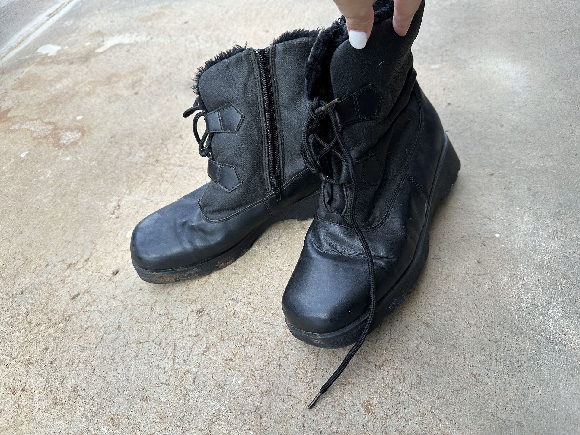 Size 9 Women’s Snow Boots