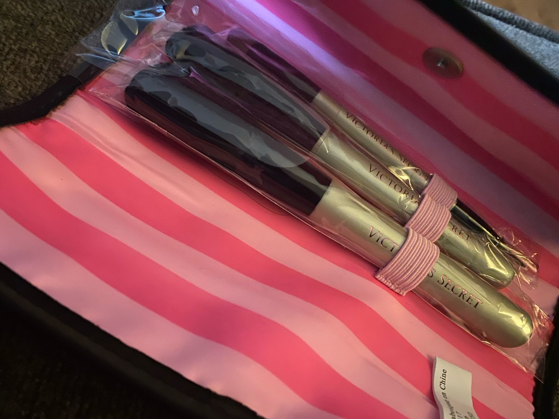 Victoria’s Secret Set Of 3 Makeup Brushes With Soft Snap Close Bag New