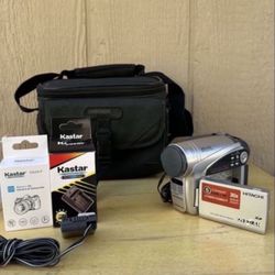 Hitachi DZ-GX5020A DVD-RAM/-RW/-R/+RW/SD Video Camera Camcorder Works W Charger 