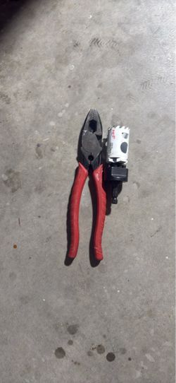 Lineman Pliers and Hole Saw Bit Set
